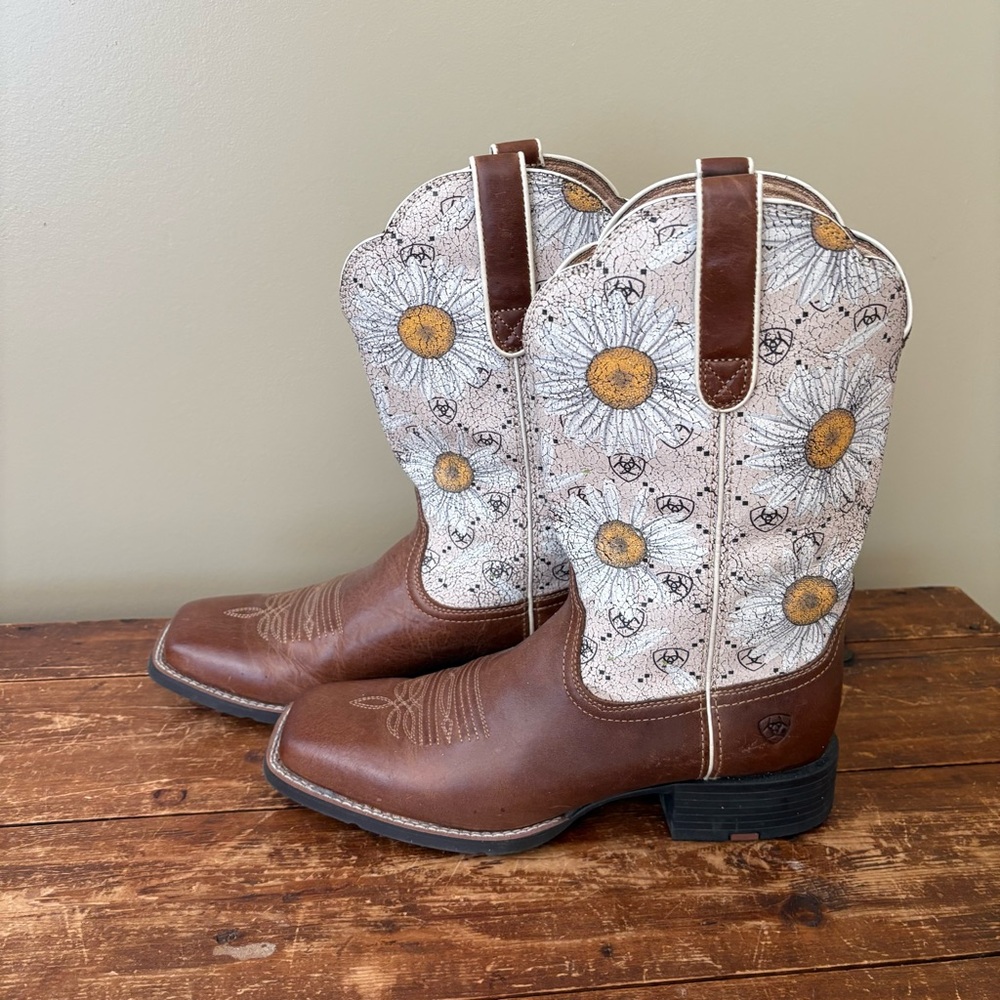 💚Ariat Round Up Square Toe Daisy Print Leather Cowboy Boots - Picture 2 of 11